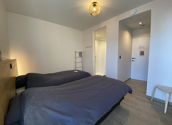 Komfortables Schlafzimmer in der Villa Mareon, Ferienhaus in Maarkedal, Ostflandern, mit zwei Betten und eigenem Bad.