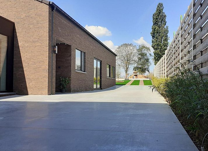 Komfortables Schlafzimmer in der Villa Mareon, Ferienhaus in Maarkedal, Ostflandern, mit zwei Betten und eigenem Bad.