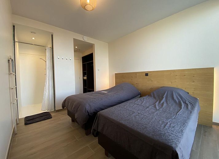 Komfortables Schlafzimmer in der Villa Mareon, Ferienhaus in Maarkedal, Ostflandern, mit zwei Betten und eigenem Bad.