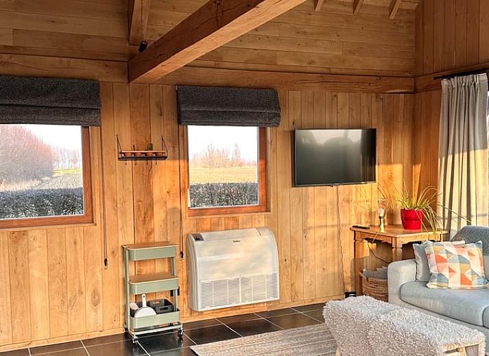 Huisje in Sint-Jan-In-Eremo, vakantiehuis in Oost-Vlaanderen, Belgie met een charmante houten buitenkant en ruime tuin.