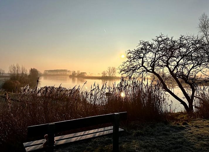 Lichte woonkamer in Huisje in Sint-Jan-In-Eremo, vakantiehuis in Oost-Vlaanderen, Belgie met uitzicht op de natuur.