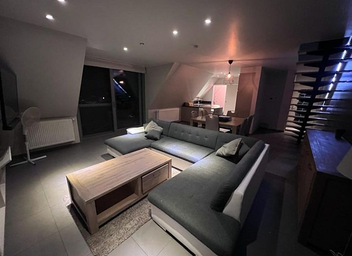 Stijlvol appartementinterieur bij / in Bevere, Oost-Vlaanderen, Belgie, met ruime woonkamer en moderne inrichting.