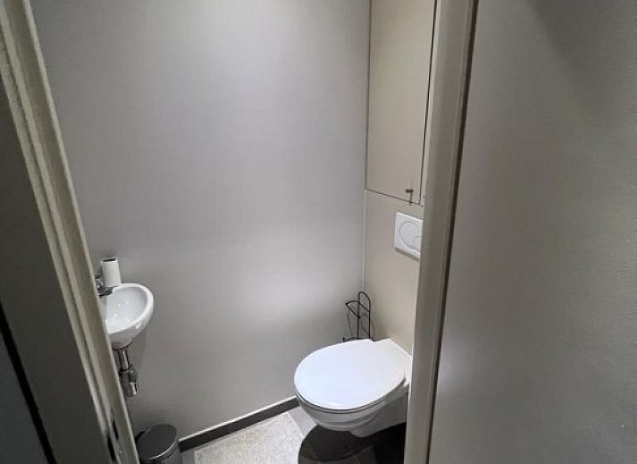 Gezellige slaapkamer in appartement / te Bevere, Oost-Vlaanderen, Belgie met comfortabel bed en moderne inrichting.