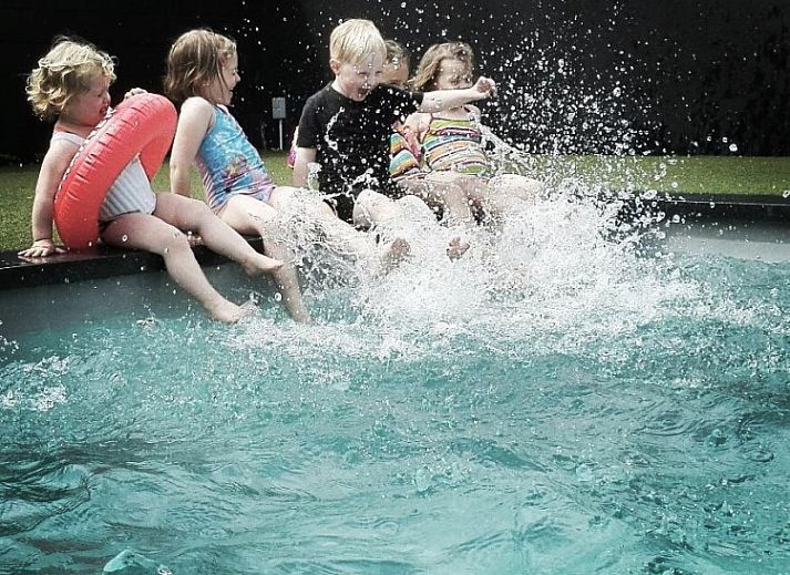Lozer Lodge in Kruisem, East Flanders, vacation home surrounded by green fields and rustic charm.