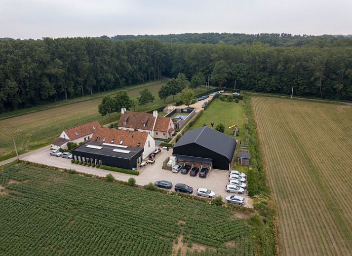 Lozer Lodge in Kruisem, East Flanders, vacation home surrounded by green fields and rustic charm.