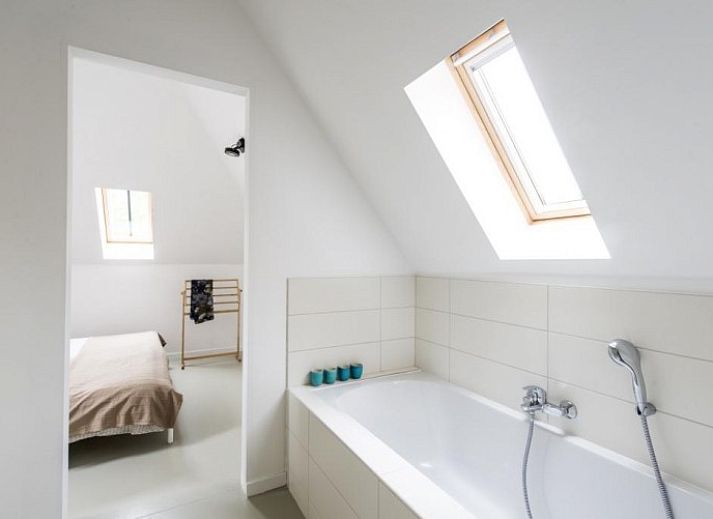 Lozer Lodge in Kruisem, East Flanders, vacation home surrounded by green fields and rustic charm.