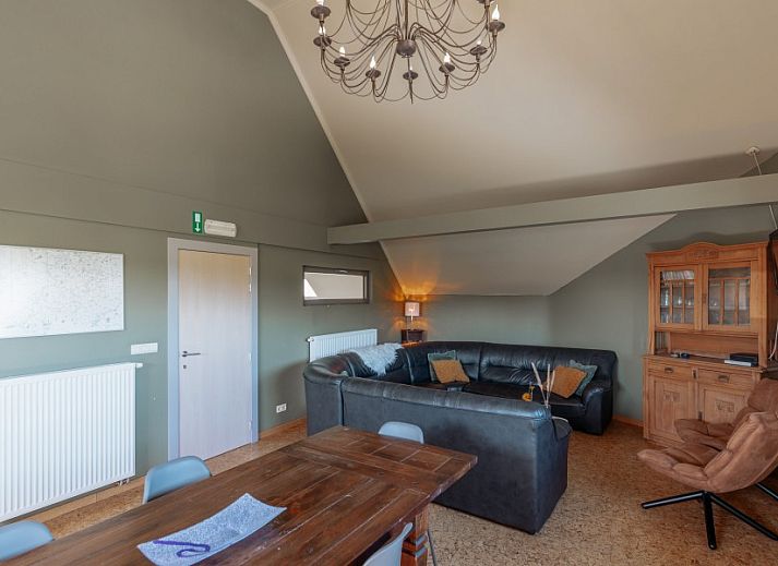 Geraeumiges Esszimmer im Ferienhaus De Bronne, Flaemische Ardennen, Ostflandern, ideal fuer gemuetliche Abendessen.