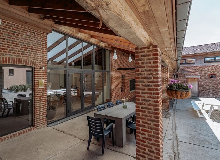 Eingang zum Ferienhaus De Bronne in den flaemischen Ardennen mit Treppe zum Obergeschoss.