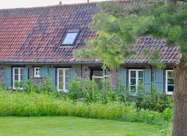 Vakantiehuisje in Landskouter-Oosterzele met charmante gevel en groene tuin in Oost-Vlaanderen, Belgie.