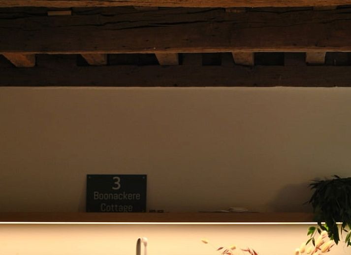 Gezellige hoek met kaarsen in Vakantiehuisje in Landskouter-Oosterzele, Oost-Vlaanderen, Belgie.