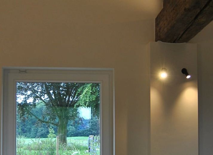 Gezellige hoek met kaarsen in Vakantiehuisje in Landskouter-Oosterzele, Oost-Vlaanderen, Belgie.