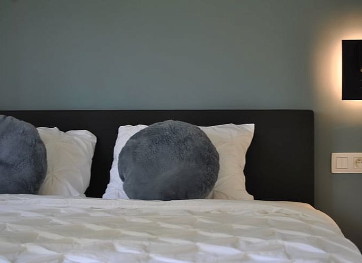 Gezellige hoek met kaarsen in Vakantiehuisje in Landskouter-Oosterzele, Oost-Vlaanderen, Belgie.