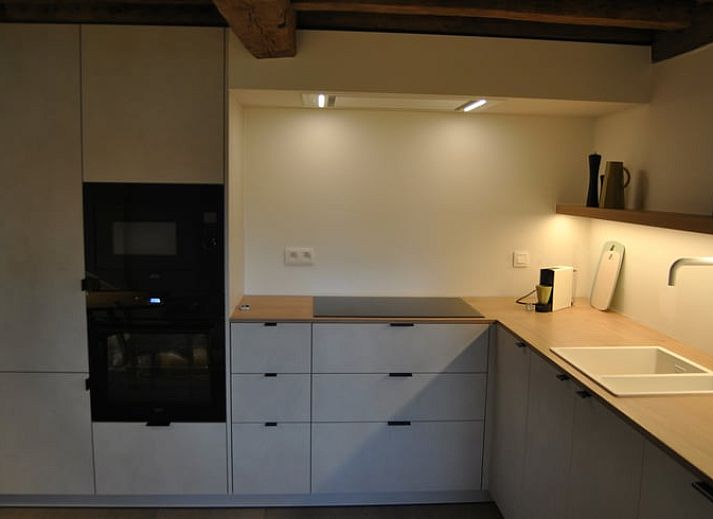 Moderne kledingkast met hangers in Vakantiehuisje in Landskouter-Oosterzele, Oost-Vlaanderen, Belgie.