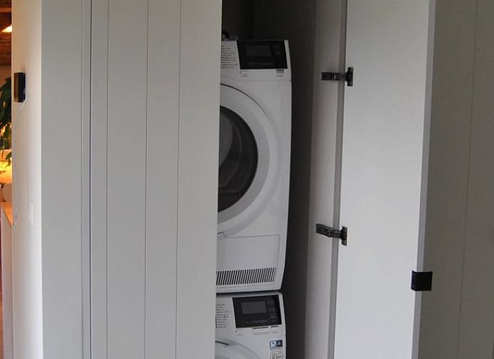 Moderne kledingkast met hangers in Vakantiehuisje in Landskouter-Oosterzele, Oost-Vlaanderen, Belgie.