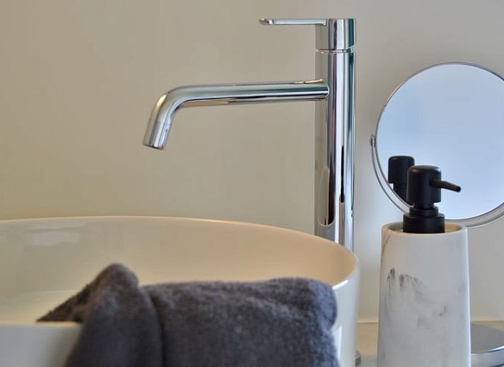 Moderne kledingkast met hangers in Vakantiehuisje in Landskouter-Oosterzele, Oost-Vlaanderen, Belgie.