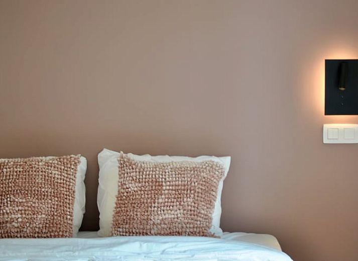 Moderne kledingkast met hangers in Vakantiehuisje in Landskouter-Oosterzele, Oost-Vlaanderen, Belgie.