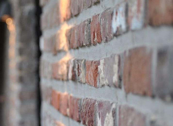 Moderne kledingkast met hangers in Vakantiehuisje in Landskouter-Oosterzele, Oost-Vlaanderen, Belgie.