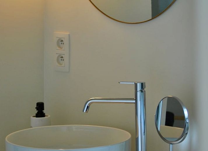 Stijlvolle verlichting en houten balken in Vakantiehuisje in Landskouter-Oosterzele, Oost-Vlaanderen, Belgie.