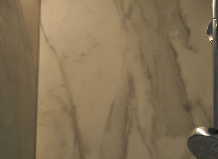 Stijlvolle verlichting en houten balken in Vakantiehuisje in Landskouter-Oosterzele, Oost-Vlaanderen, Belgie.