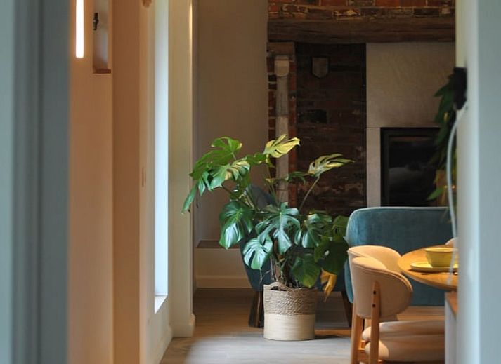 Stijlvolle verlichting en houten balken in Vakantiehuisje in Landskouter-Oosterzele, Oost-Vlaanderen, Belgie.