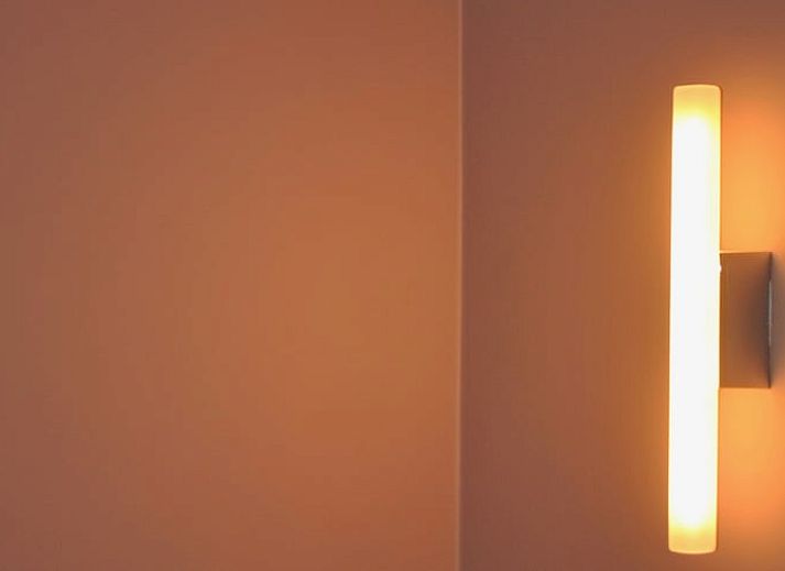 Stijlvolle verlichting en houten balken in Vakantiehuisje in Landskouter-Oosterzele, Oost-Vlaanderen, Belgie.