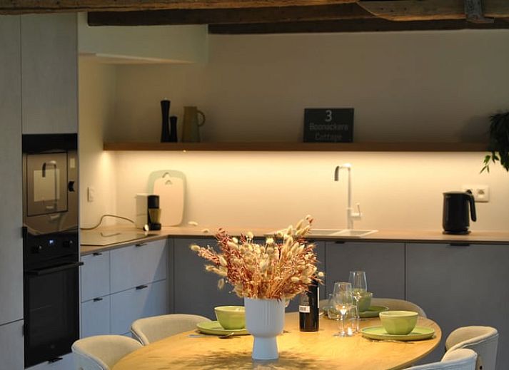 Authentieke houten details in keuken van Vakantiehuisje in Landskouter-Oosterzele, Oost-Vlaanderen, Belgie.