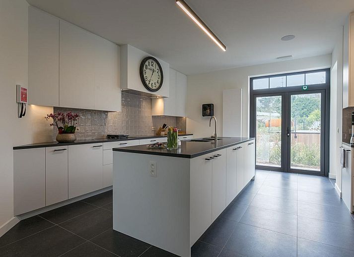 Villa Col 38, een prachtig vakantiehuis in Kluisbergen, Oost-Vlaanderen, omgeven door weelderige natuur en een uitgestrekte tuin.