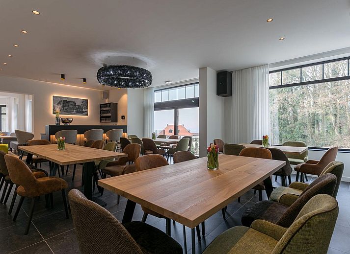 Stijlvolle woonkamer in Villa Col 38, Kluisbergen, Belgie, met moderne inrichting en ruime zithoek voor ultiem comfort in dit vakantiehuis.