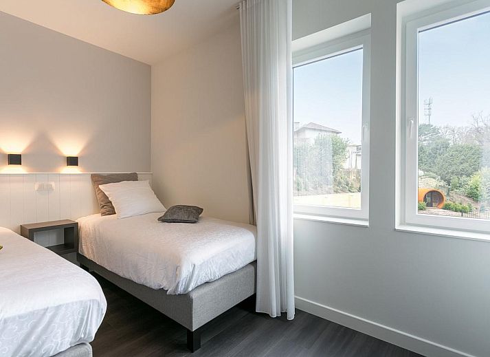 Stijlvolle woonkamer in Villa Col 38, Kluisbergen, Belgie, met moderne inrichting en ruime zithoek voor ultiem comfort in dit vakantiehuis.