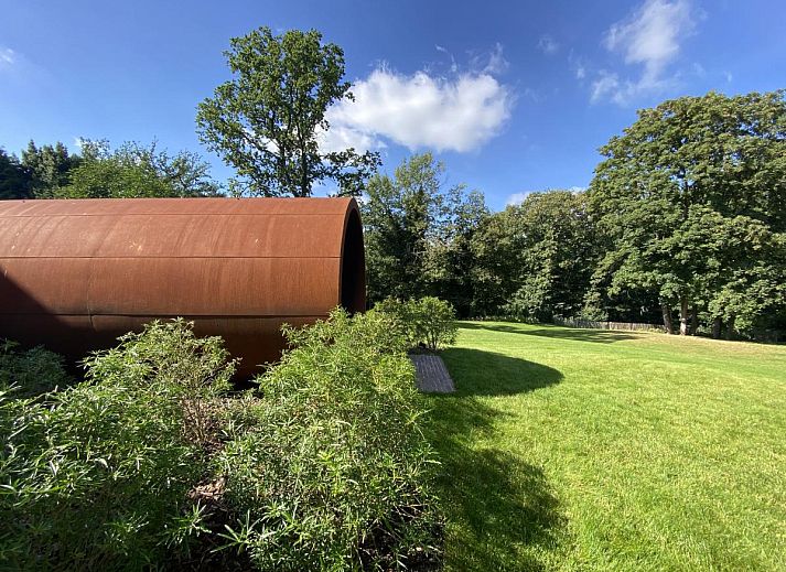 Moderne keuken in Villa Col 38, een vakantiehuis in Kluisbergen, Oost-Vlaanderen, Belgie, met ruim kookeiland en uitzicht op de tuin.
