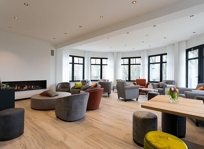 Moderne keuken in Villa Col 38, een vakantiehuis in Kluisbergen, Oost-Vlaanderen, Belgie, met ruim kookeiland en uitzicht op de tuin.