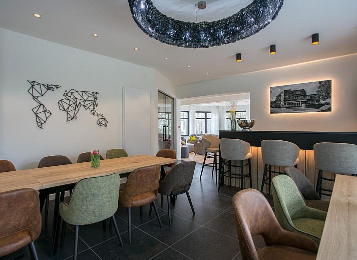 Moderne keuken in Villa Col 38, een vakantiehuis in Kluisbergen, Oost-Vlaanderen, Belgie, met ruim kookeiland en uitzicht op de tuin.