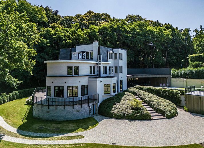 Stijlvolle binnenruimte van Villa Col 38 in Kluisbergen, Belgie, met een gezellige bar en comfortabele zitplekken in dit vakantiehuis.