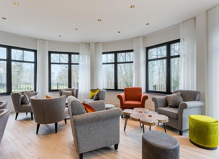 Stijlvolle binnenruimte van Villa Col 38 in Kluisbergen, Belgie, met een gezellige bar en comfortabele zitplekken in dit vakantiehuis.