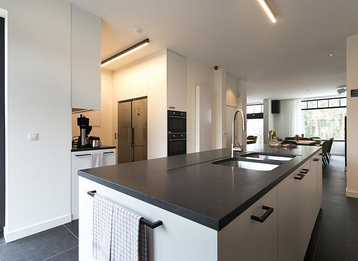 Stijlvolle binnenruimte van Villa Col 38 in Kluisbergen, Belgie, met een gezellige bar en comfortabele zitplekken in dit vakantiehuis.