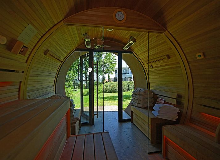 Gezellige woonkamer van Villa Col 38 in Kluisbergen, Oost-Vlaanderen, Belgie, met moderne open haard en comfortabele zitruimte.