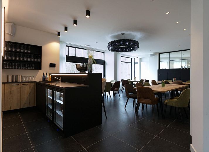 Gezellige woonkamer van Villa Col 38 in Kluisbergen, Oost-Vlaanderen, Belgie, met moderne open haard en comfortabele zitruimte.