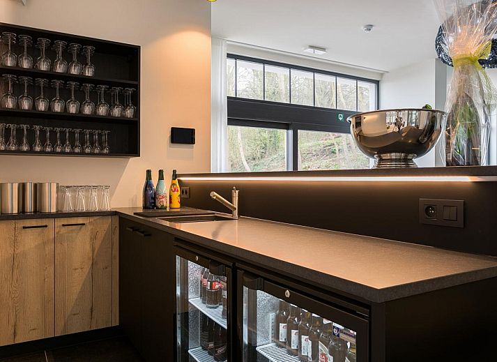 Gezellige woonkamer van Villa Col 38 in Kluisbergen, Oost-Vlaanderen, Belgie, met moderne open haard en comfortabele zitruimte.