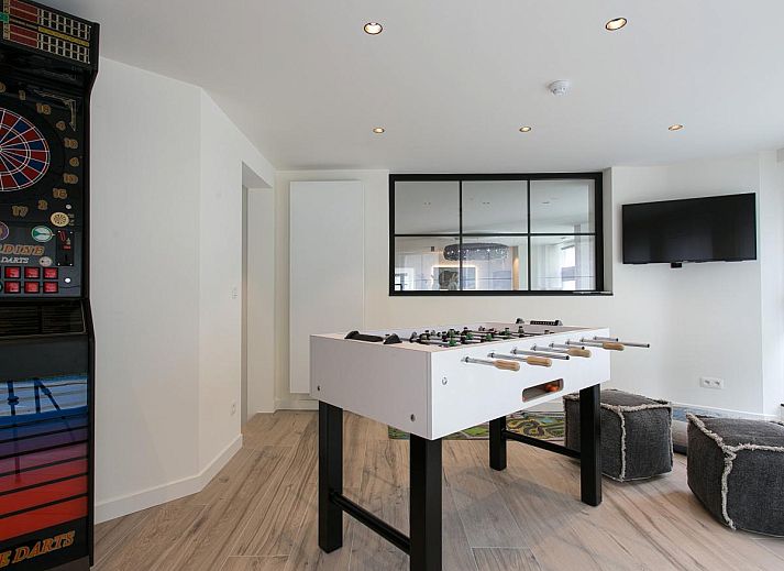 Gezellige woonkamer van Villa Col 38 in Kluisbergen, Oost-Vlaanderen, Belgie, met moderne open haard en comfortabele zitruimte.