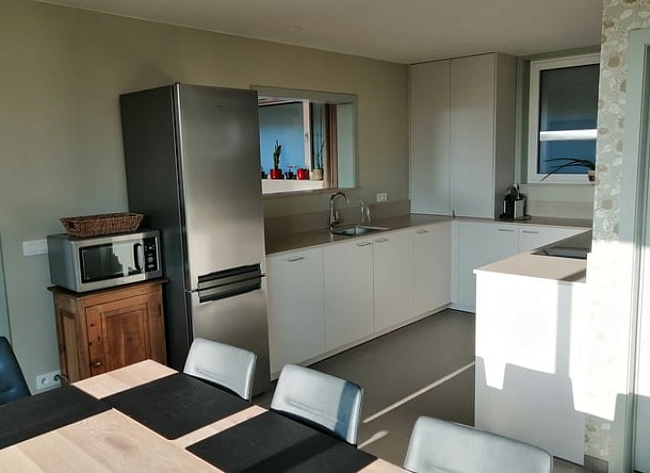 Ferienhaus in Sleidinge, umgeben von gruener Natur und einer einladenden Veranda in Ostflandern, Belgien.