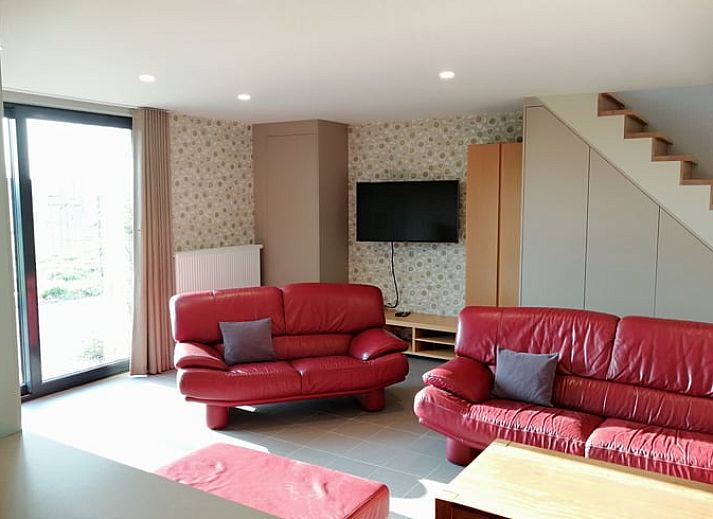 Ferienhaus in Sleidinge, umgeben von gruener Natur und einer einladenden Veranda in Ostflandern, Belgien.