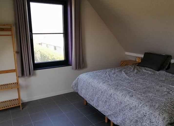 Gemuetliches Wohnzimmer des Ferienhauses in Sleidinge mit bequemen Sofas und viel natuerlichem Licht in Belgien.