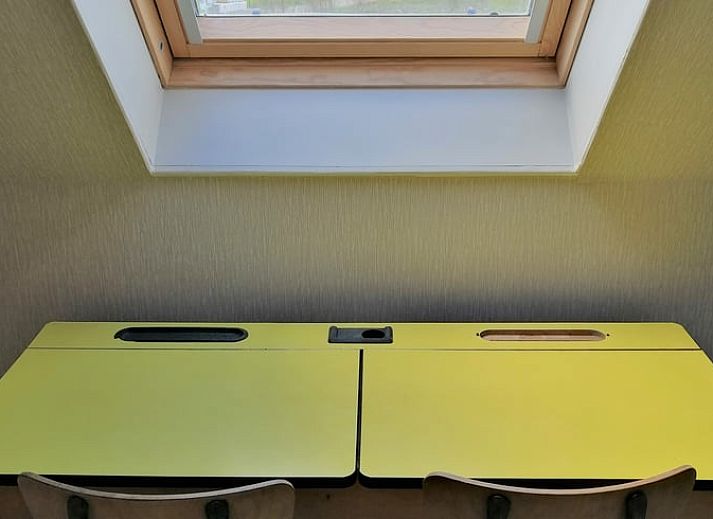 Stilvolle Einrichtung des Ferienhauses in Sleidinge mit roten Sofas und einem Flachbildfernseher in Ostflandern, Belgien.