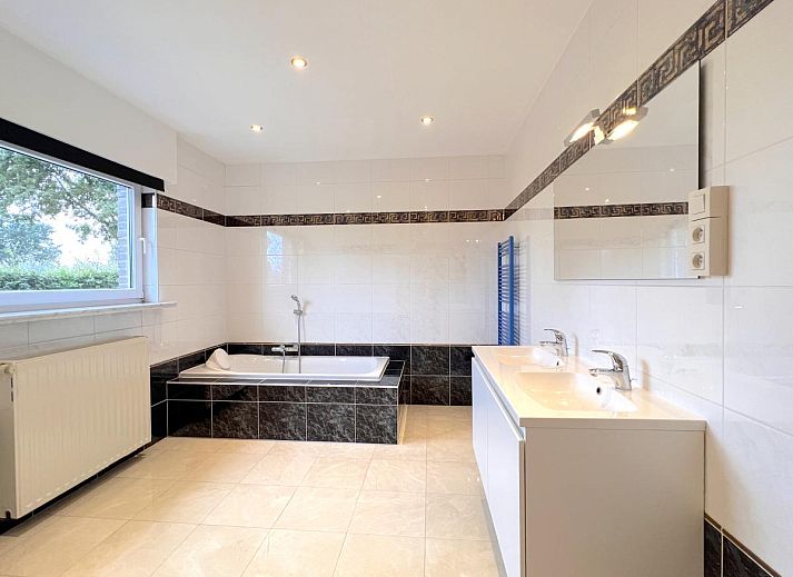 Stilvolle Einrichtung des Ferienhauses Zingem mit Kamin und Sitzecke.