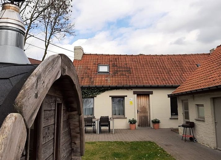 Das Ferienhaus in Ronse, Ostflandern, bietet eine charmante Unterkunft mit einem geraeumigen Innenhof und rustikaler Atmosphaere, ideal zum Entspannen.