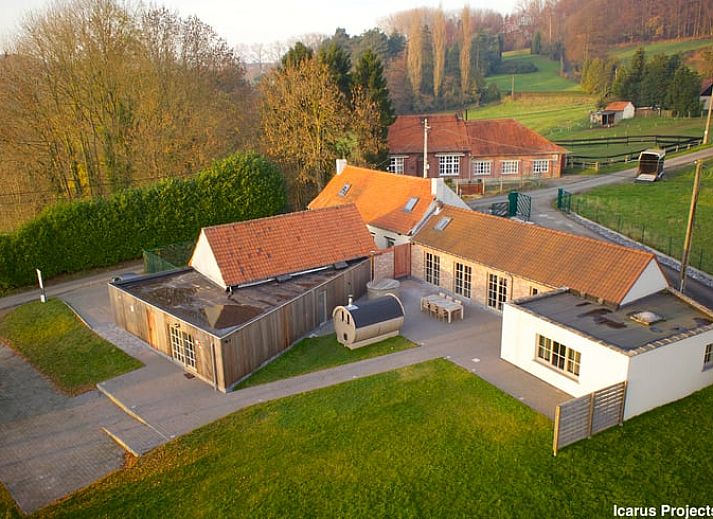 Blick vom Ferienhaus in Ronse, gelegen in den gruenen Huegeln der flaemischen Ardennen, Ostflandern, Belgien.