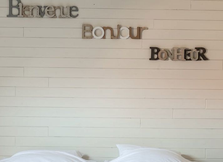 Gemuetlicher Aussenbereich des Ferienhauses in Ronse, Ostflandern, Belgien, mit Terrasse und Grill, ideal zum Entspannen.