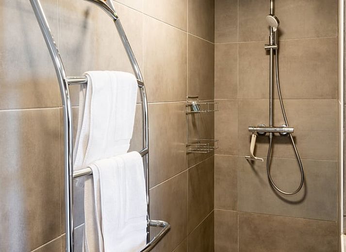 Gemuetlicher Aussenbereich des Ferienhauses in Ronse, Ostflandern, Belgien, mit Terrasse und Grill, ideal zum Entspannen.