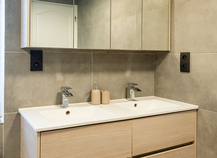 Gemuetlicher Aussenbereich des Ferienhauses in Ronse, Ostflandern, Belgien, mit Terrasse und Grill, ideal zum Entspannen.