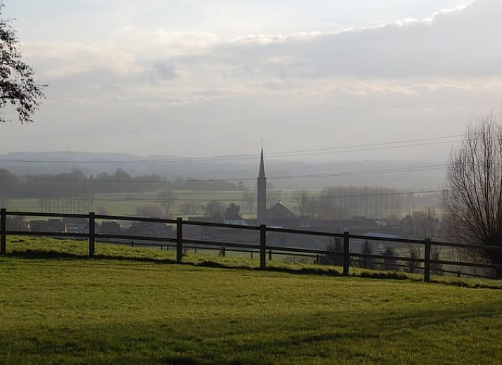 Geniessen Sie die sonnige Terrasse von Holiday home in Ronse, einem charmanten Ferienhaus im malerischen Ostflandern, Belgien.